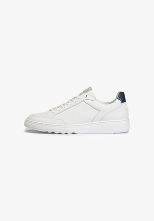 Sneaker bianchi da uomo in pelle con un accento blu marina sul tallone, dotati di un design con lacci e una suola con motivo a zigzag.