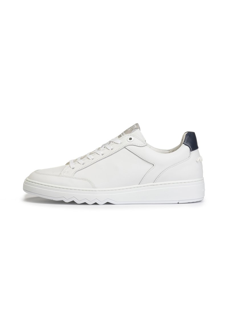 Sneaker bianchi da uomo in pelle con un accento blu marina sul tallone, dotati di un design con lacci e una suola con motivo a zigzag.