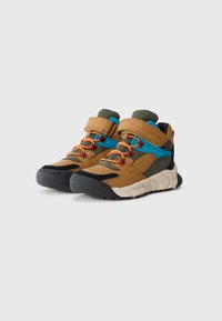 Zapatillas de media altura en marrón y verde con detalles en azul, cordones naranjas, tira de Velcro y suelas texturizadas en negro y blanco.