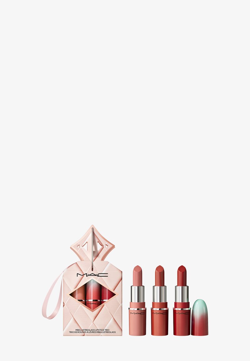 Tre læbestifter i forskellige nuancer af pink og rød, pakket i en pink diamantformet æske med et båndhåndtag.