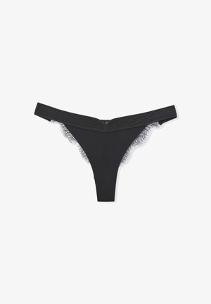 String noir avec une ceinture texturée, ornée de délicates bordures en dentelle sur les bords. Design simple avec une couverture minimale et une finition lisse.