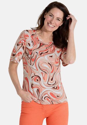 T-shirt à manches courtes avec un motif tourbillon dans des couleurs corail, marron et crème ; tissu doux, col rond, coupe décontractée.