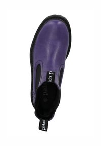 Lila Leder-Slipper-Stiefel mit schwarzen elastischen Seiten und einem schwarzen Zuglasche mit der Aufschrift "palado" vorne und hinten.