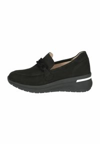 Fekete velúr slip-on cipő lekerekített orral, díszes masnival a felsőrészén, valamint párnázott sarokkal és ezüst színű díszcsíkkal.