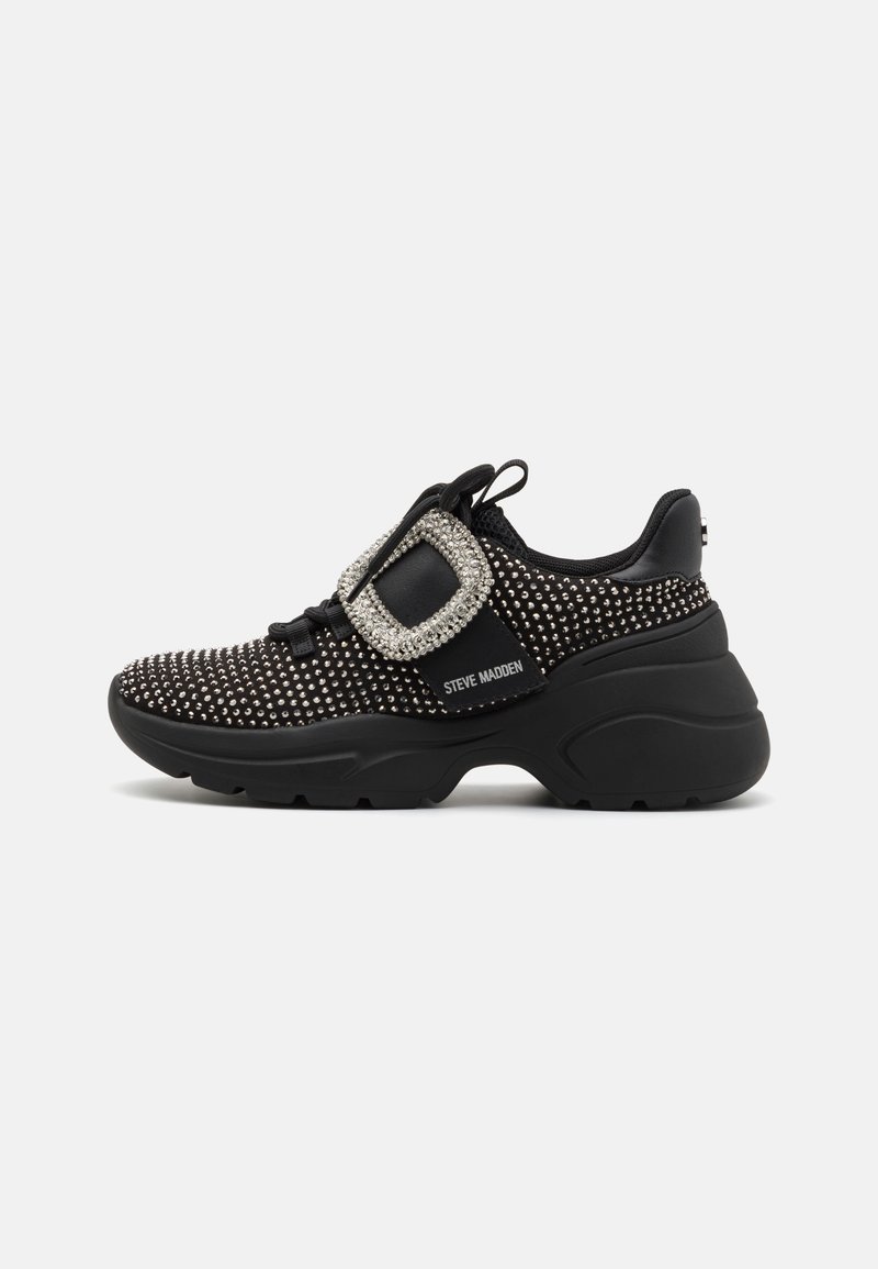 Sneaker sportivo nero con dettagli in strass, chiusura con lacci, tomaia in rete e suola spessa in gomma. Presenta un dettaglio decorativo con fibbia quadrata.