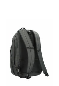 Sac à dos noir avec des bretelles rembourrées, en tissu texturé et au design ergonomique. Comprend des poches latérales et des bretelles ajustables.