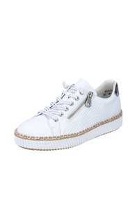 Witte sneaker met een geperforeerde leren bovenkant, contrasterende textuur aan de zijkant, zilveren ritsaccent en een geweven jute-achtige zool.