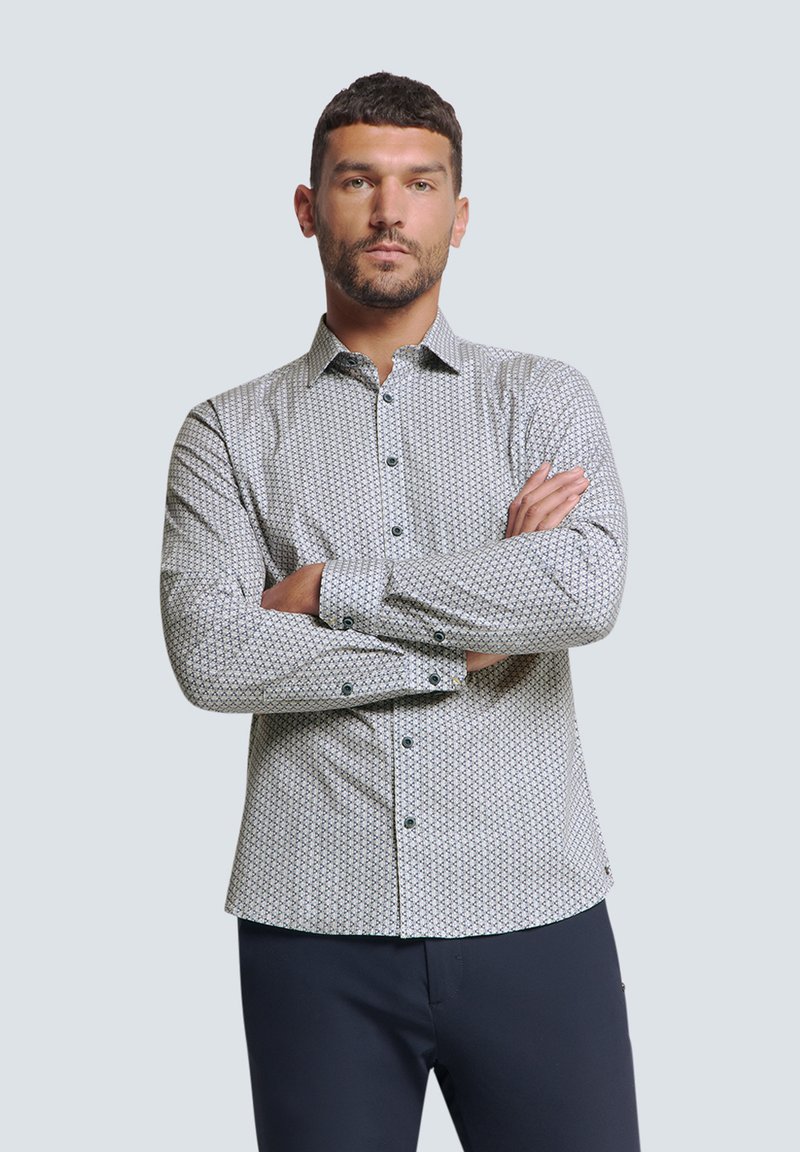 Weißes Langarmhemd mit geometrischem Muster in Marineblau und Grün, Button-Down-Kragen und kontrastierenden schwarzen Knöpfen. Strukturierter Stoff.