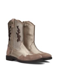 Bottines métalliques dorées avec des accents en daim marron, ornées de broderies complexes en forme de flammes et d'une fermeture éclair sur le côté. Talon plat et finition texturée.