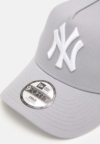New Era KIDS ESSENTIAL AFRAME TRUCKER UNISEX - Kšiltovka - grey/white