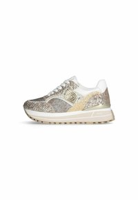 Sneakers strălucitoare cu un amestec de accente argintii, aurii și bej. Caracteristici include o limbă și șireturi albe, talpă înălțată și un finisaj texturat.