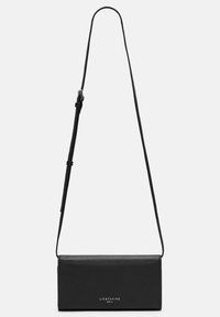 Czarna skórzana torba na ramię z długim, regulowanym paskiem, prostokątnym kształtem, gładką teksturą i srebrnym logo z przodu.