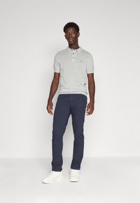 Tommy Hilfiger CHAIN RIDGE STRUCTURE  - Polo marškinėliai - light grey heather