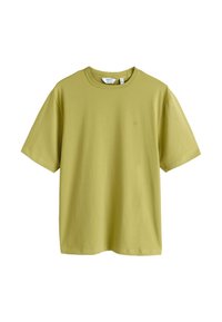 T-shirt en coton à manches courtes vert olive avec col rond et logo discret sur la poitrine gauche, taille moyenne, design simple.
