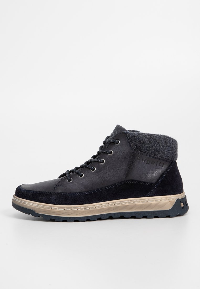 Marineblaue Leder- und Wildlederschuhe mit einem grauen Textilkragen, runder Zehenform und kontrastierender beiger Gummisohle. Verfügt über Metallösen und Schnürsenkel.