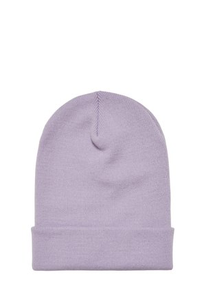 Világoslila kötött sapka hajtott szegéllyel, fehér háttér előtt.