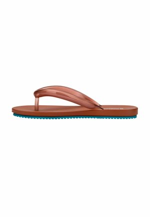 Tongs marron avec une bride pêche transparente, une semelle intérieure texturée beige et une semelle extérieure bleu à rainures, conçues pour un usage décontracté.