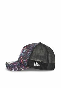 Schwarze Kappe mit einem Netzrücken und einem bunten Spritzmuster auf der Vorderseite. Sie hat einen gebogenen Schirm und ein Logo an der Seite.