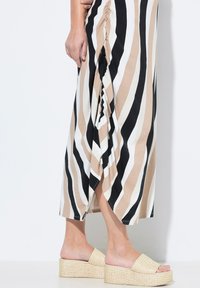 Ulla Popken ASYMMETRIC GATHERED STRIPED - Žerzejové šaty - black