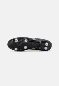 Scarpa da calcio nera con suola curva e testurizzata dotata di sei tacchetti per una migliore aderenza e dettagli argentati. Materiale sintetico leggero.