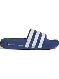 Mornarsko modri natikači s tremi belimi črtami vzdolž traku, strukturirano zgornje in reliefno podplat za oprijem. Blagovna znamka na strani.