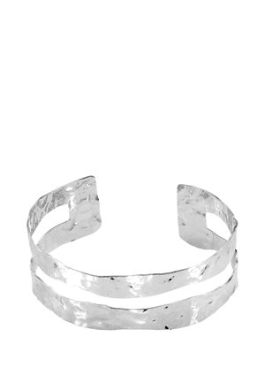Silbernes Manschettenarmband mit gehämmerter Struktur, mit zwei gebogenen, offenen Bändern, die an den Seiten verbunden sind.