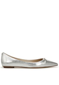 Ballerine argentate metalliche con punta affilata, texture liscia e un accento decorativo sulla parte anteriore. Suola piatta per un comfort ottimale.