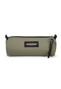 Estuche de lápices de lona verde con forma rectangular, cierre superior con cremallera y un parche negro de la marca Eastpak. Cuenta con un cordón negro.