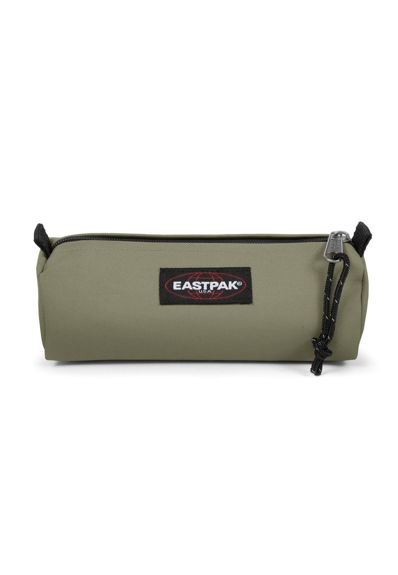 Estuche de lápices de lona verde con forma rectangular, cierre superior con cremallera y un parche negro de la marca Eastpak. Cuenta con un cordón negro.