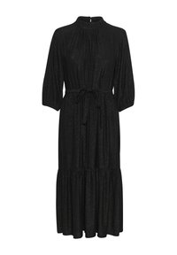Robe noire, longueur genou, avec un col montant, un buste froncé, une taille élastiquée et des manches trois-quarts. Présente une jupe à volants et une texture brillante.