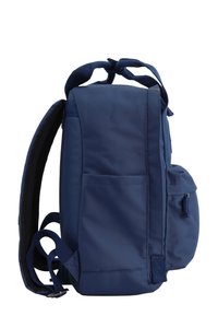 Zaino navy con forma rettangolare, realizzato in tessuto resistente. Presenta spallacci regolabili e imbottiti e diversi tasche esterne.