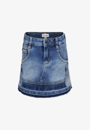 Jupe en denim dans différentes nuances de bleu, présentant cinq poches, une fermeture à bouton et un ourlet effiloché. Le design est classique et décontracté.