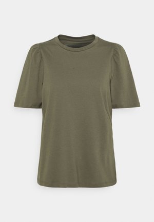 Oliwkowa koszulka na krótkie rękawy z bufkami na ramionach i okrągłym dekoltem na jednolitym jasnym tle.