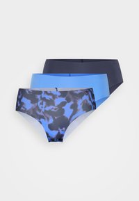 Drei Paare Damenunterwäsche in Blautönen: eines in einfarbigem Marineblau, eines in einfarbigem Hellblau und eines mit einem blau-schwarzen abstrakten Muster.