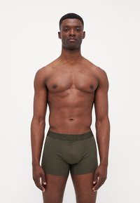 Boxeri pentru bărbați de culoare verde măsliniu, cu un design simplu, talie elastică cu logo-ul mărcii și material moale, elastic.