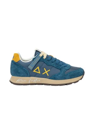 Scarpa da corsa blu e gialla in camoscio e mesh, lacci bianchi, loghi geometrici gialli e testo "Run faster" sulla suola beige.