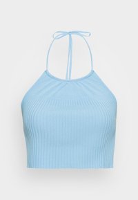 Top cropped halter em azul claro com textura canelada, apresentando uma costura franzida na gola e um design justo.