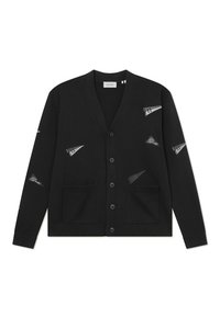 Cardigan negru cu decolteu în V, mânici lungi și tricot texturat. Accente imprimate notabile în gri sunt dispuse pe întreaga suprafață. Două buzunare laterale.
