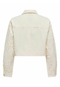 Veste courte avec un corps crème uni et des manches brodées crème texturées. Elle comprend un col et des poignets à boutons, avec des détails de couture visibles.