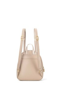 Zaino in pelle beige con spallacci regolabili, forma arrotondata e dettagli in metallo dorato. Presenta una tasca laterale con zip e una superficie liscia.