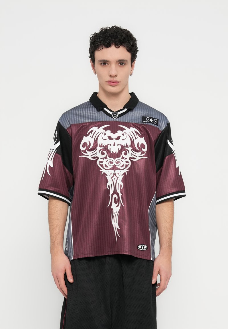 Μπορντό και γκρι κοντομάνικο τζέρσεϊ με λευκά φυτικά σχέδια, με μαύρο γιακά και πλαϊνές λεπτομέρειες, κατασκευασμένο από ελαφρύ ύφασμα.