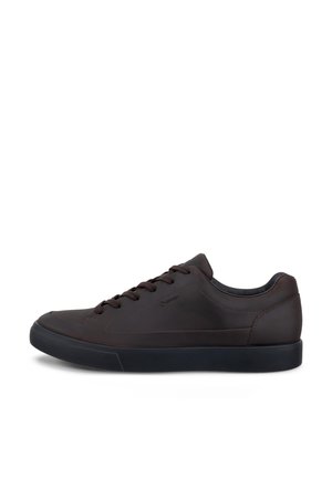 Dunkelbrauner Ledersneaker mit schwarzer Sohle, runder Spitze und braunen Schnürsenkeln, im Profil auf schlichtem weißen Hintergrund gezeigt.