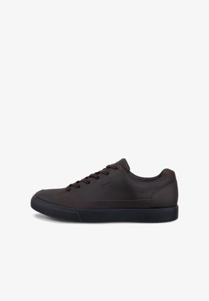 Mørkebrun lædersneaker med sort sål, rund tå og brune snørebånd, vist i profil på en helt hvid baggrund.