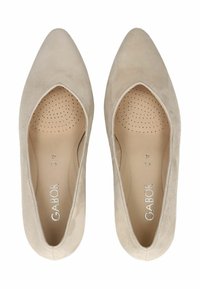 Bailarinas de ante beige con punta en forma de pico y diseño con recortes. El interior presenta un forro perforado; nombre de la marca "Gabor" en plata.