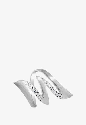 Bague en argent présentant un design ondulé avec une finition texturée et une rangée de facettes rectangulaires incrustées, créant un contraste et un intérêt visuel.