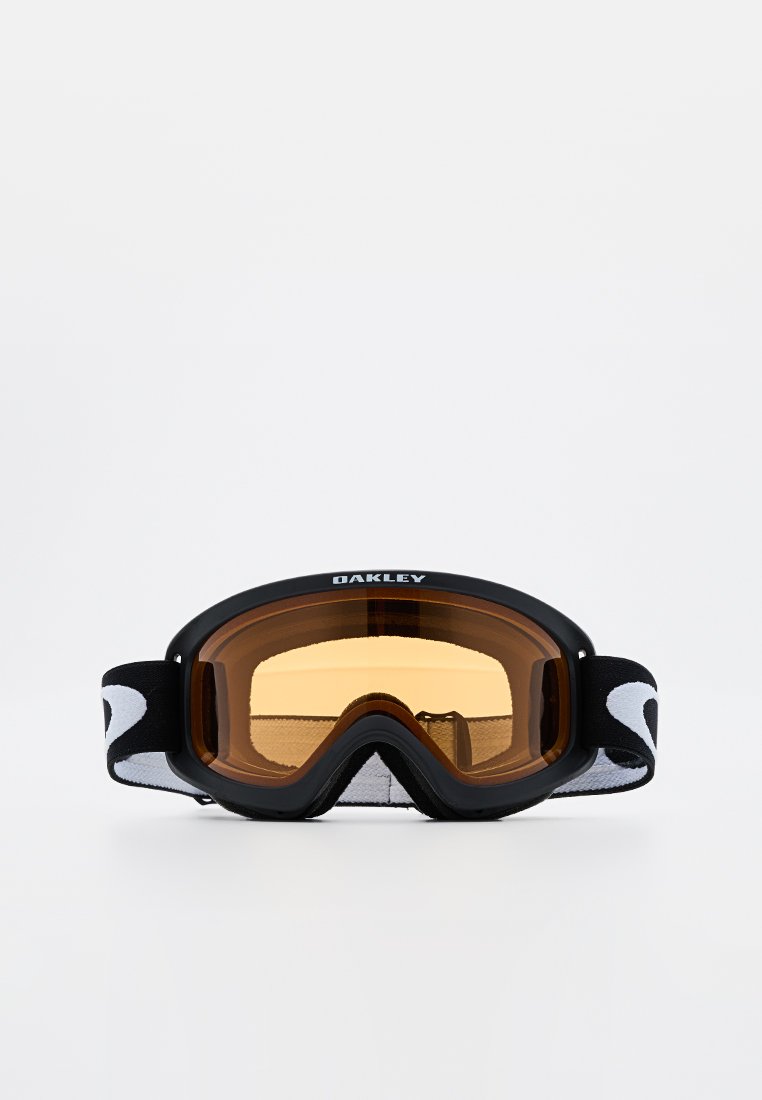 Zwarte Oakley skibril met amber-getinte lenzen en een zwart-wit verstelbare band op een witte achtergrond.