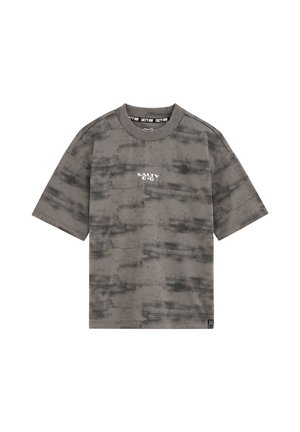 Szara koszulka z krótkim rękawem z czarnym pikselowym wzorem kamuflażu, o okrągłym dekolcie, z napisem "SALTY DOG" na piersi i małą czarną metką przy dolnym brzegu.