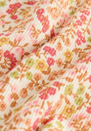 Textil mit einem cremefarbenen Hintergrund, der ein florales Muster in Pink, Orange, Grün und Beige zeigt, mit einer gerippten Textur.