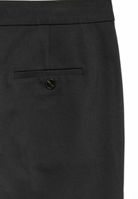 Pantalones negros a medida que muestran un bolsillo trasero con un cierre de botón único sobre un fondo blanco.