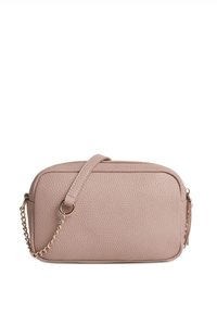 Borsa a tracolla in pelle rosa con finitura texturizzata, forma arrotondata, tracolla a catena removibile e dettaglio con frange laterali.